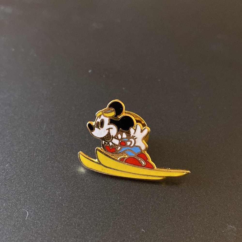 MICKEY MOUSE skiing pin. Cute and fun!!